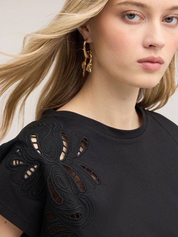 T-shirt in jersey con ricami sangallo
