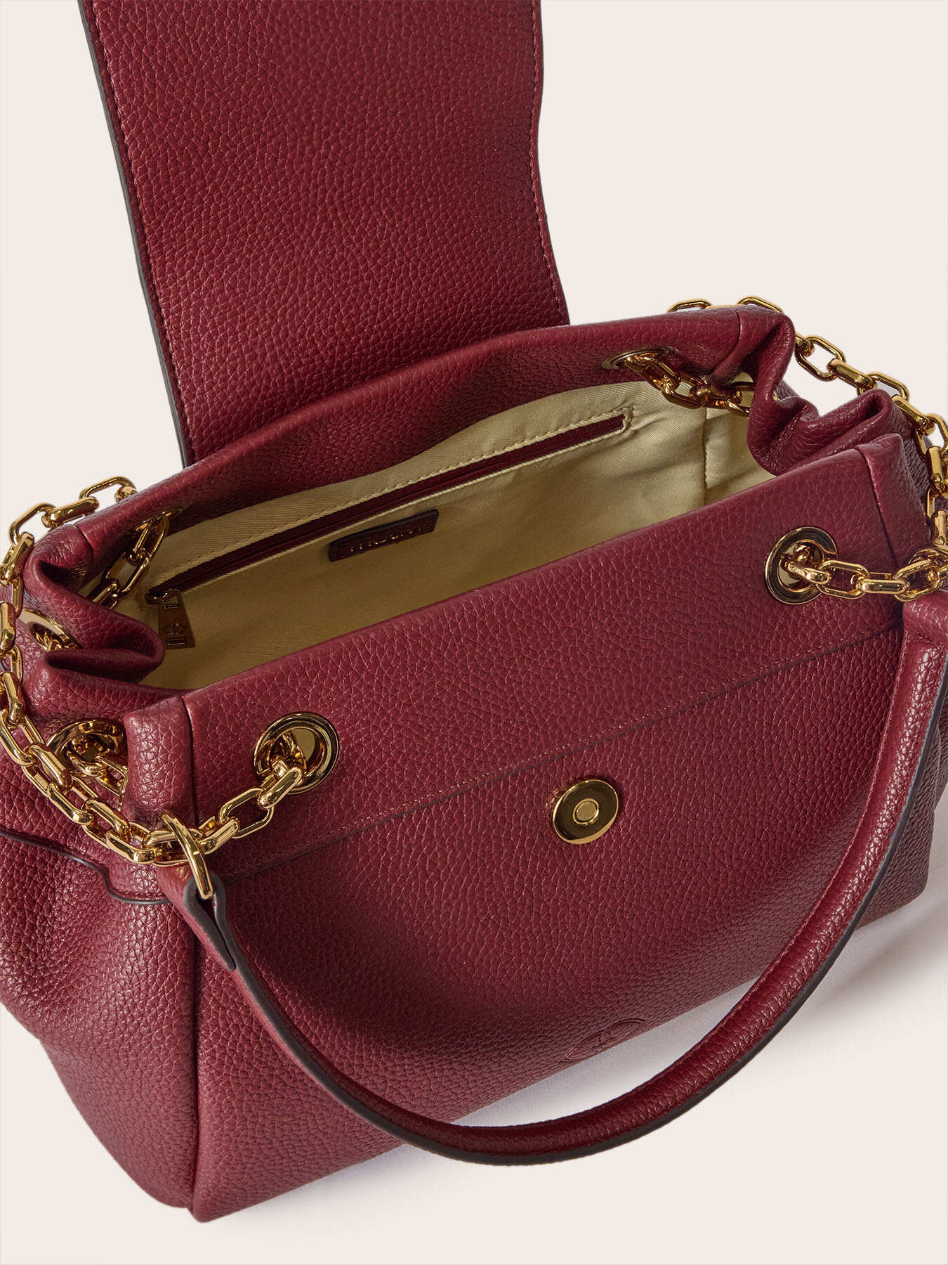 Borsa a spalla con catena dorata image number 4