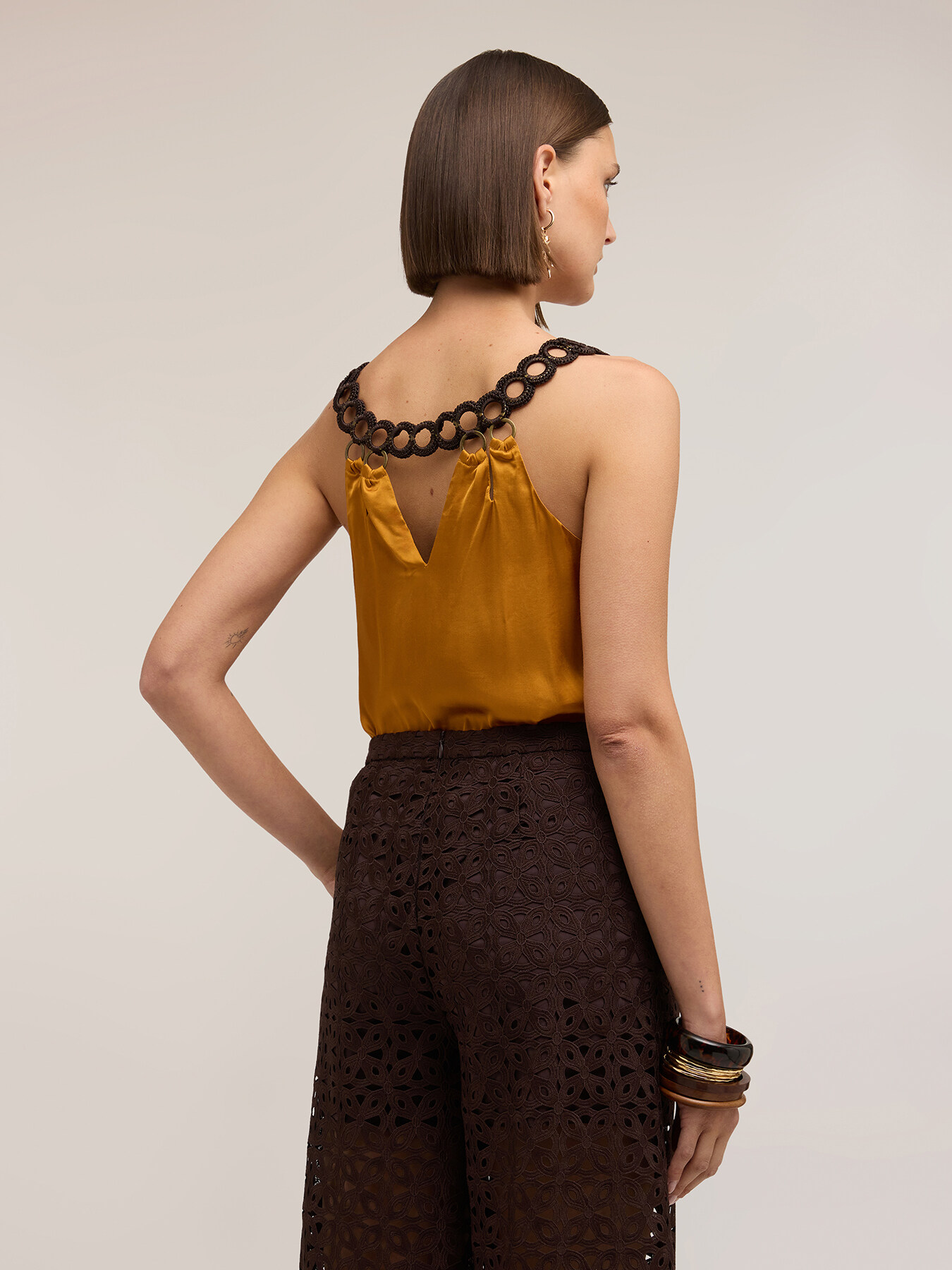 Top in raso con dettaglio metallico image number 1