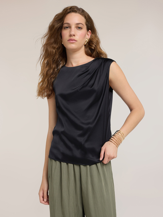 Top in raso con drappeggio asimmetrico