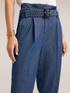 Jeans carrot con cintura intrecciata image number 3