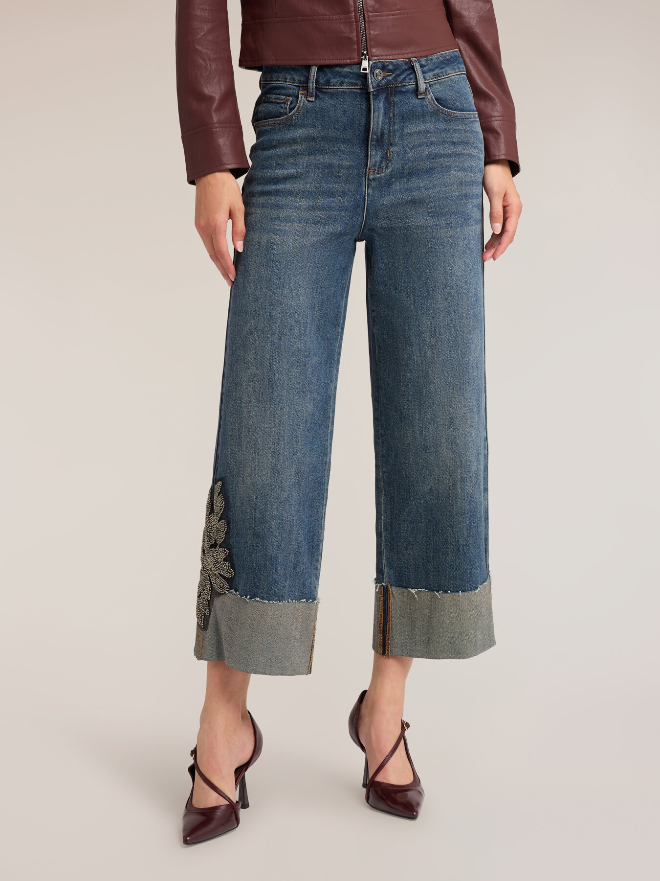 Jeans cropped con patch ricamato image number 2